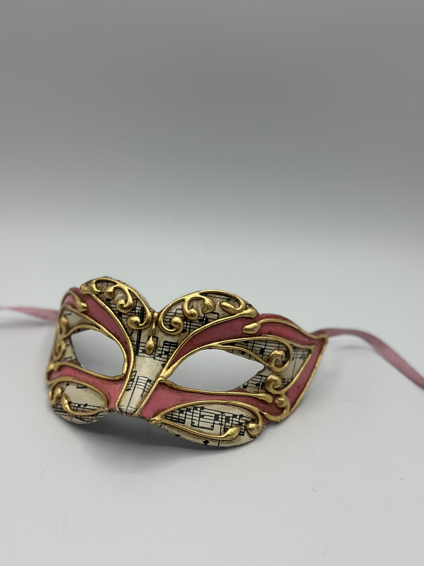 Venetiaans Masker – Roze met Gouden Details en Muzieknoten