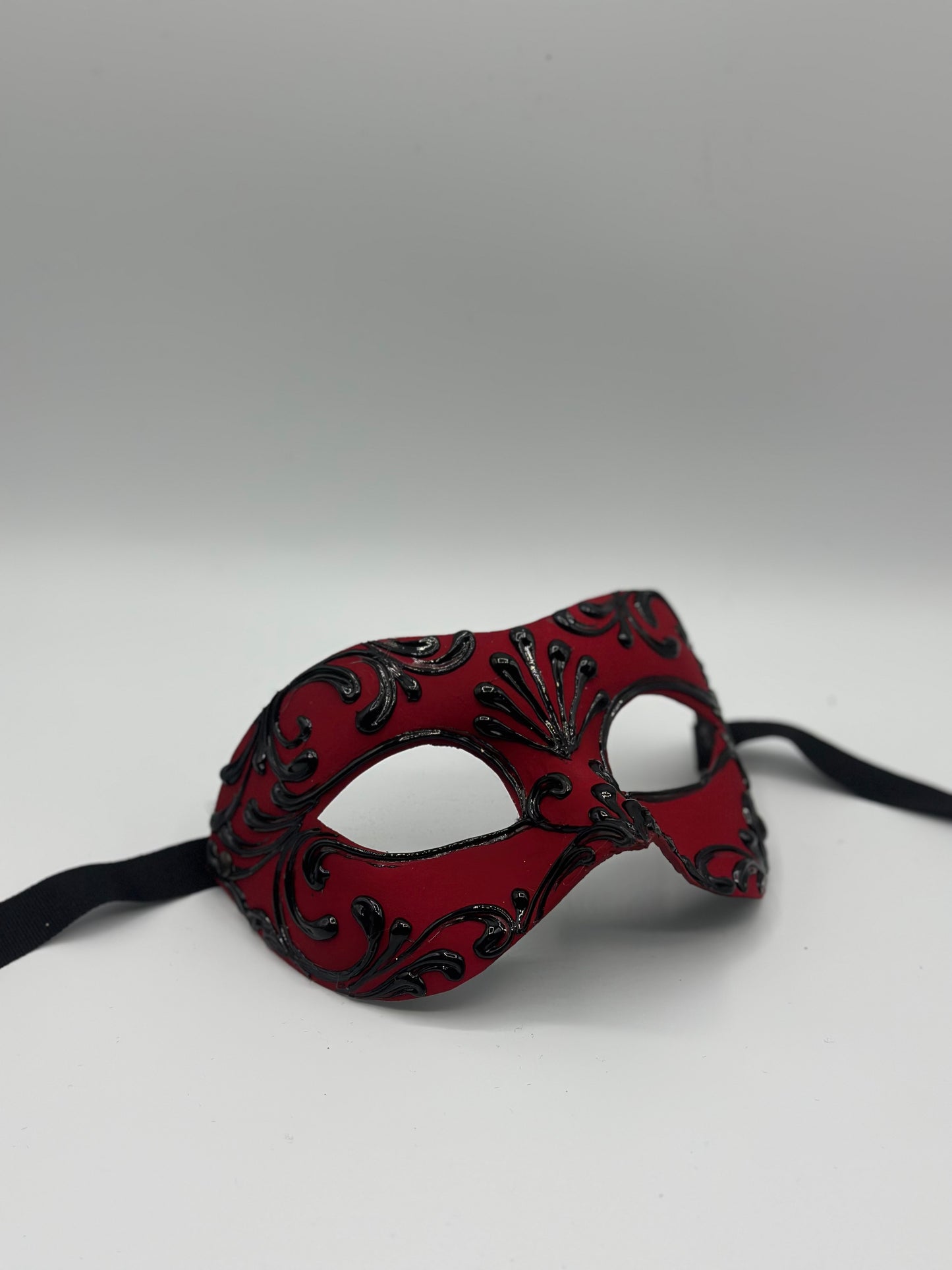 Rood venetiaans masker voor mannen - Barok masker rood met zwarte details.