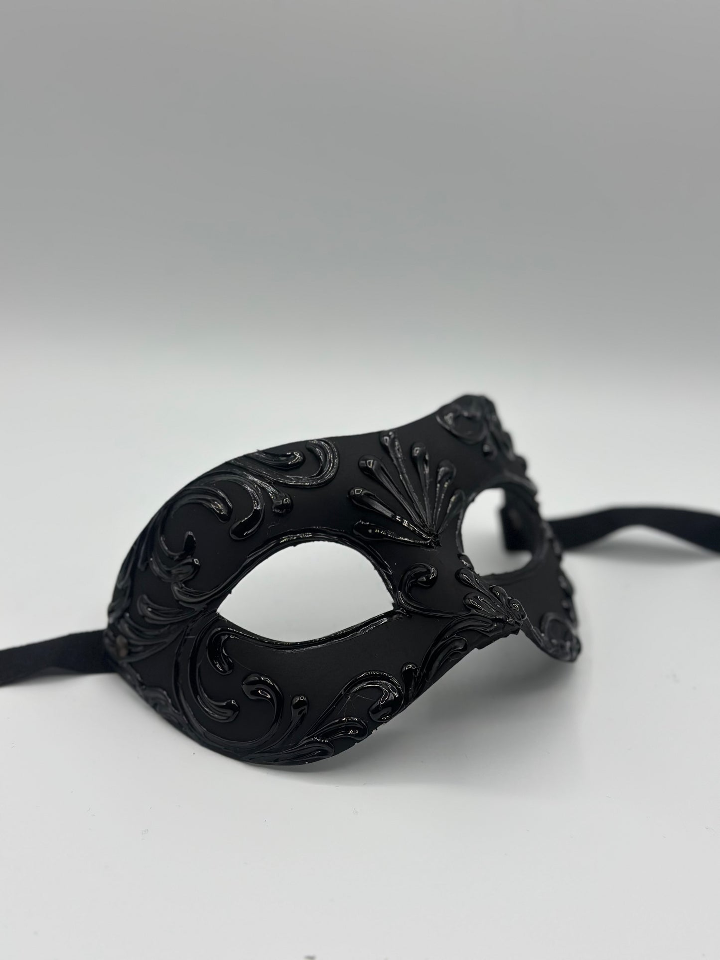 Luxuriöse schwarze venezianische Maskenmaske mit barocken Details