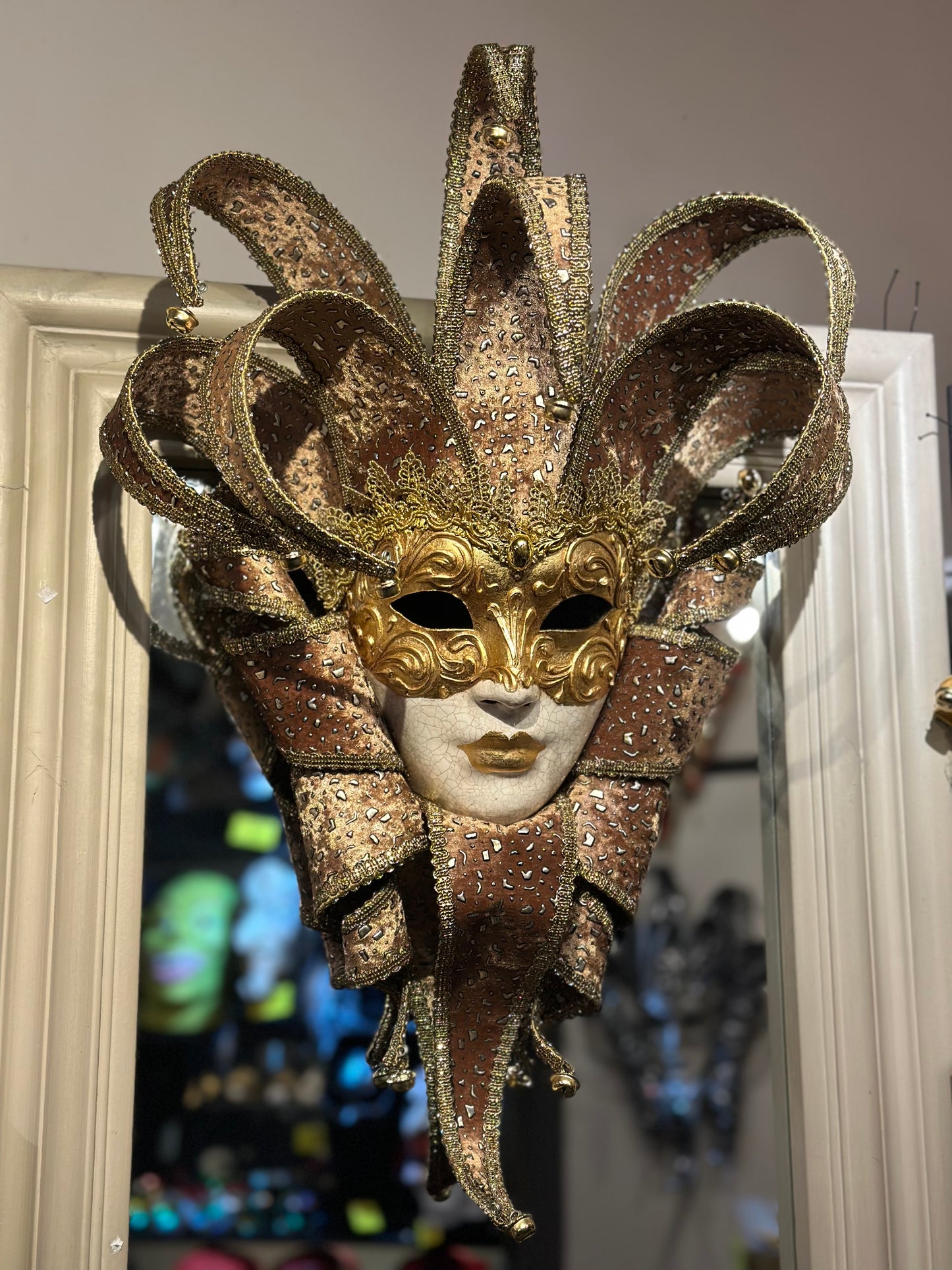 Masque de bouffon en velours doré