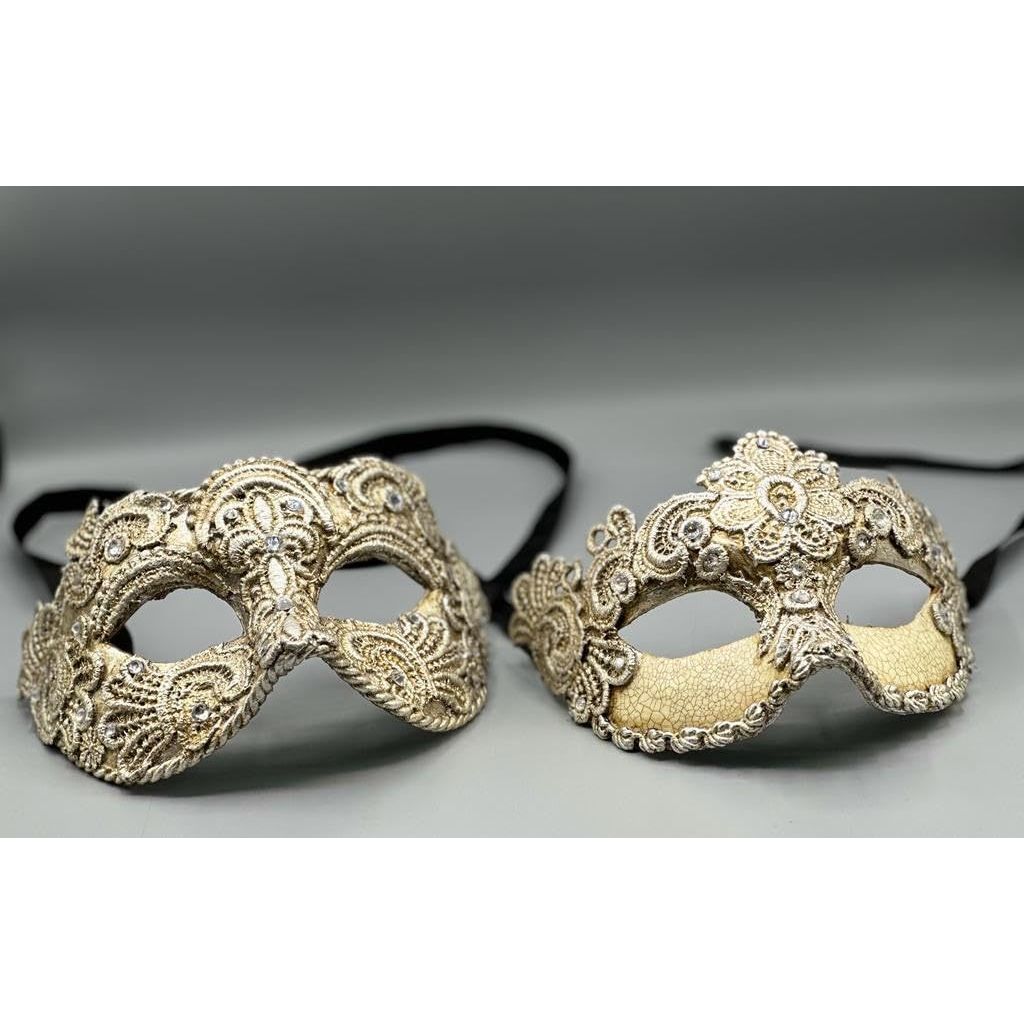 Twee luxe Venetiaanse maskers - man en vrouw - van zilverkleurig kant. Zilveren maskers voor koppel.