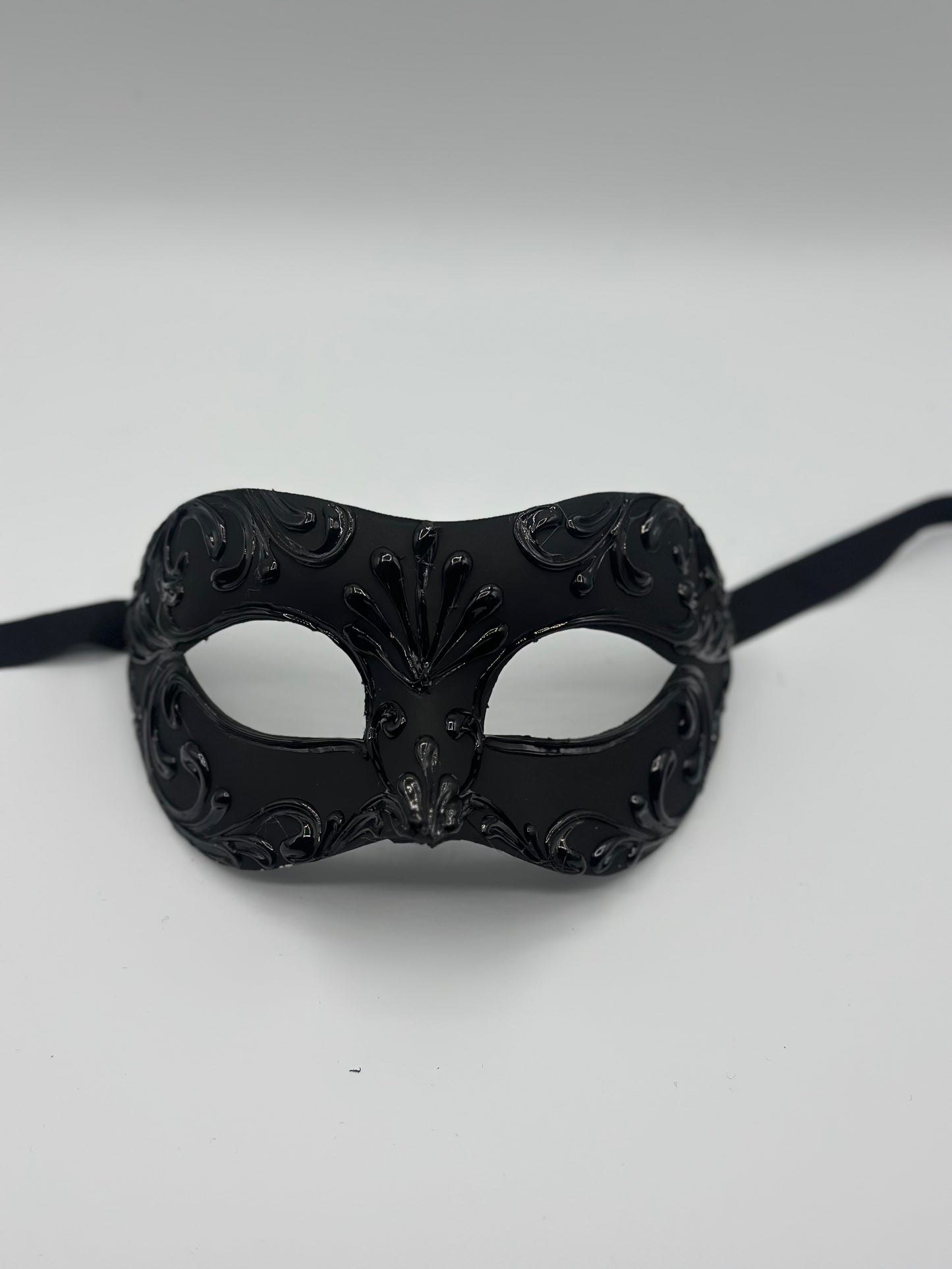 Luxuriöse schwarze venezianische Maskenmaske mit barocken Details