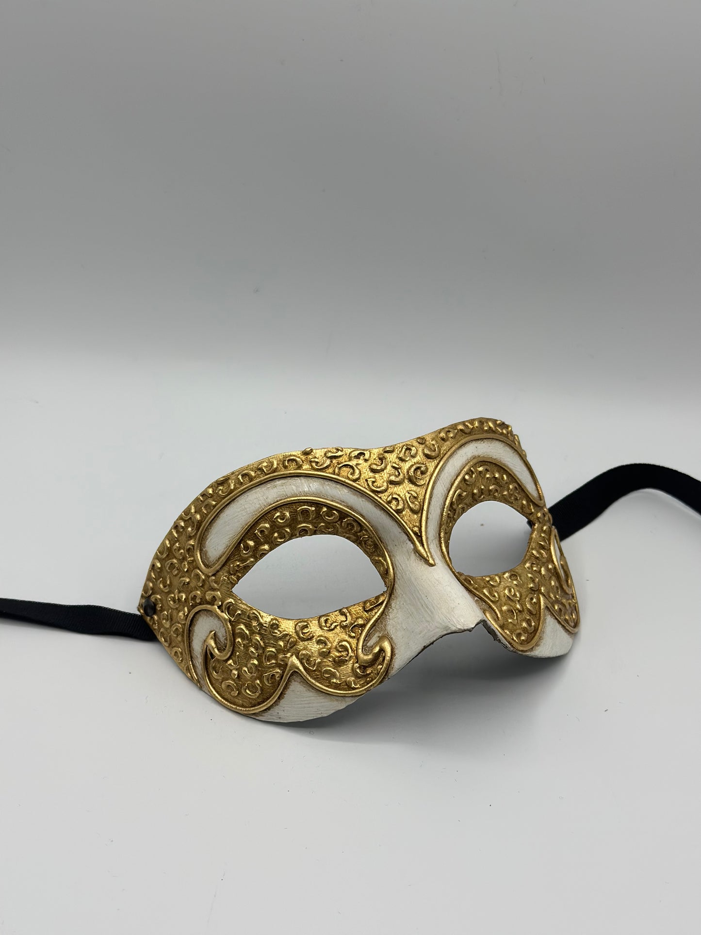 2er-Set venezianische Masken in Gold & Elfenbein – Handgefertigtes Pappmaché-Paar-Set für Karneval & Maskerade