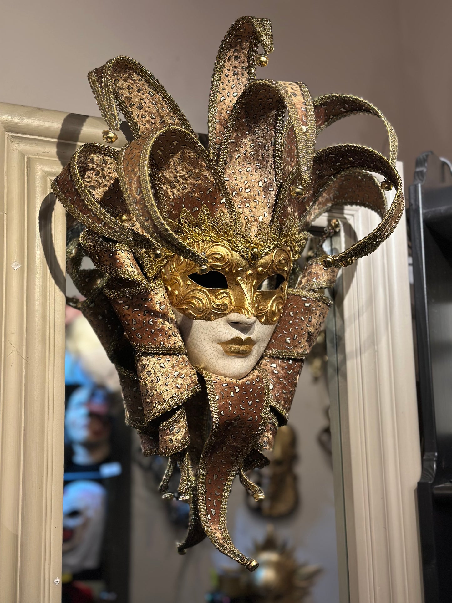 Masque de bouffon en velours doré