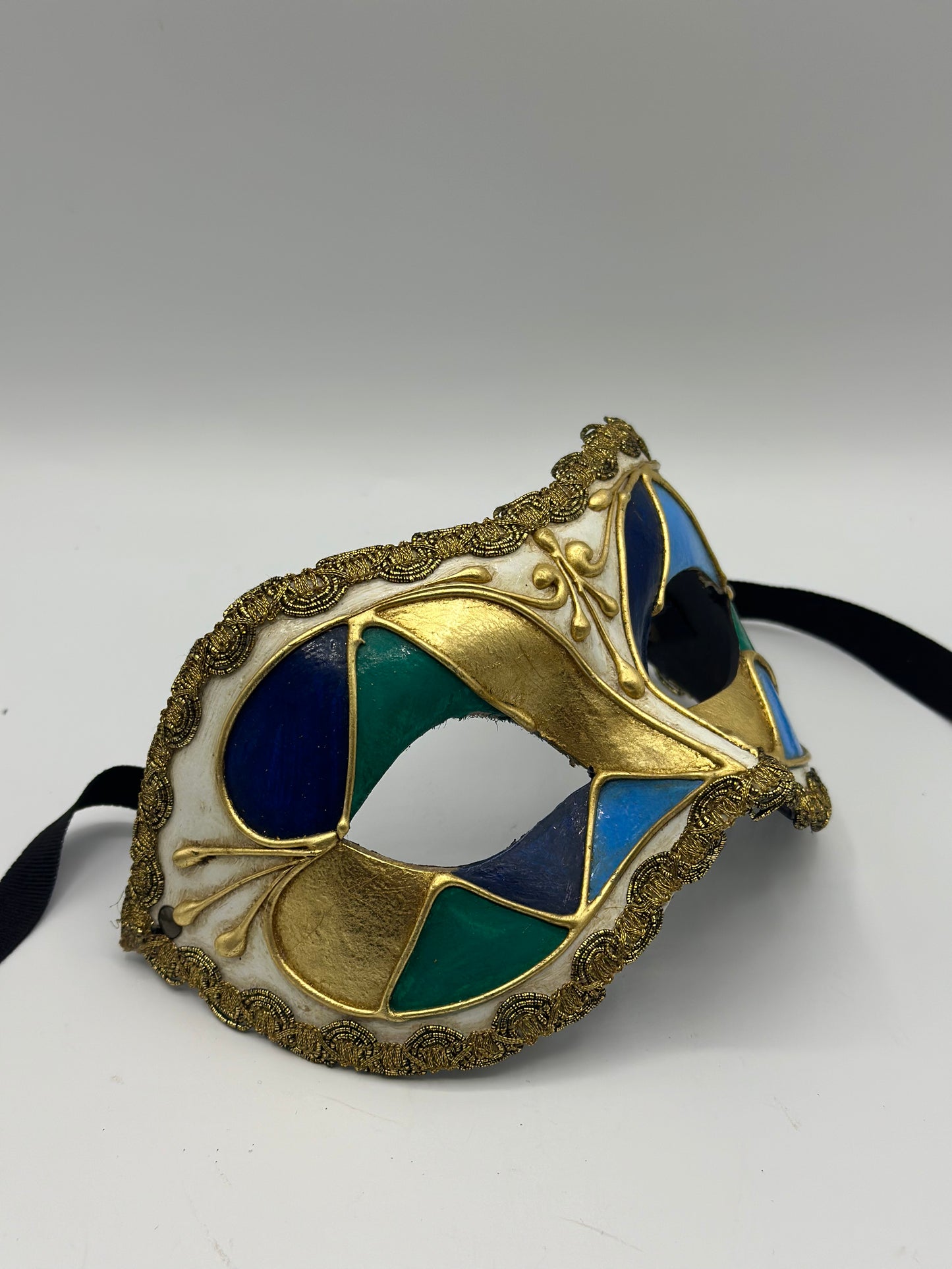 Masque de mascarade aux belles couleurs avec bordure dorée