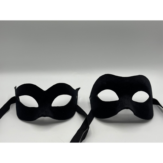Dos máscaras de baile veneciano - máscara de hombre y máscara de mujer - en terciopelo negro. Máscara de pareja negra.