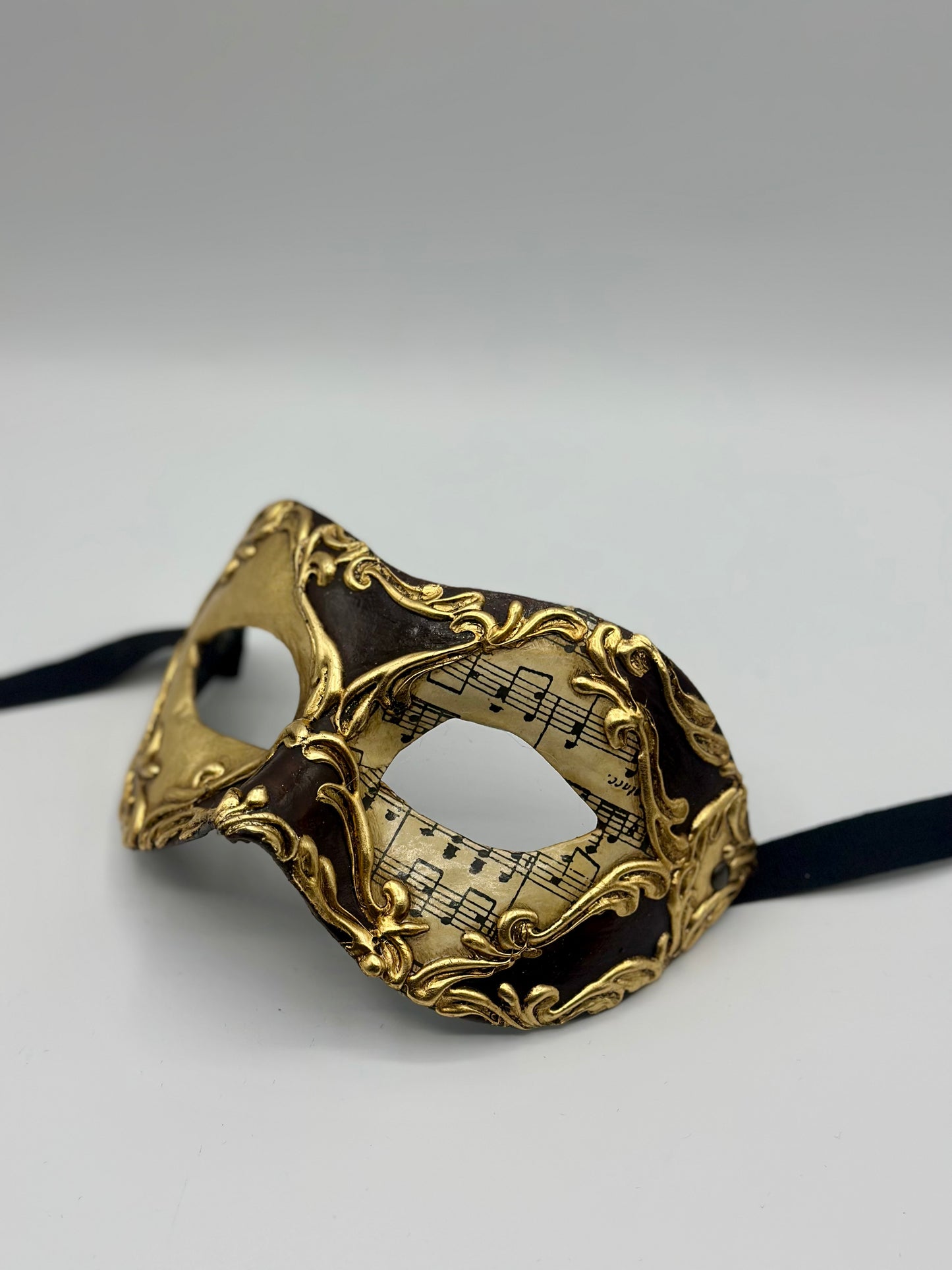 Masker met Bladmuziek en goud en bruin