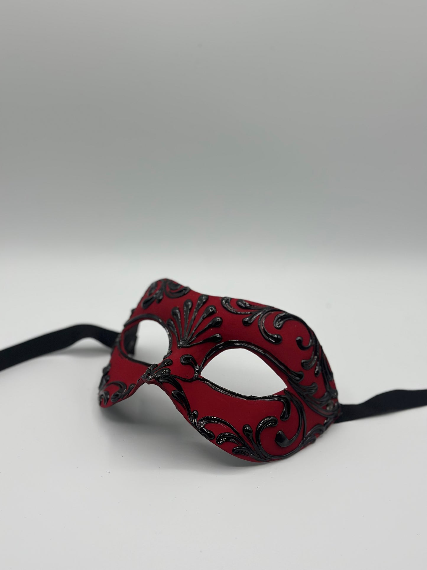 Luxuriöse rote venezianische Maskenmaske für Männer – Kostümmaske mit schwarzen Barockdetails