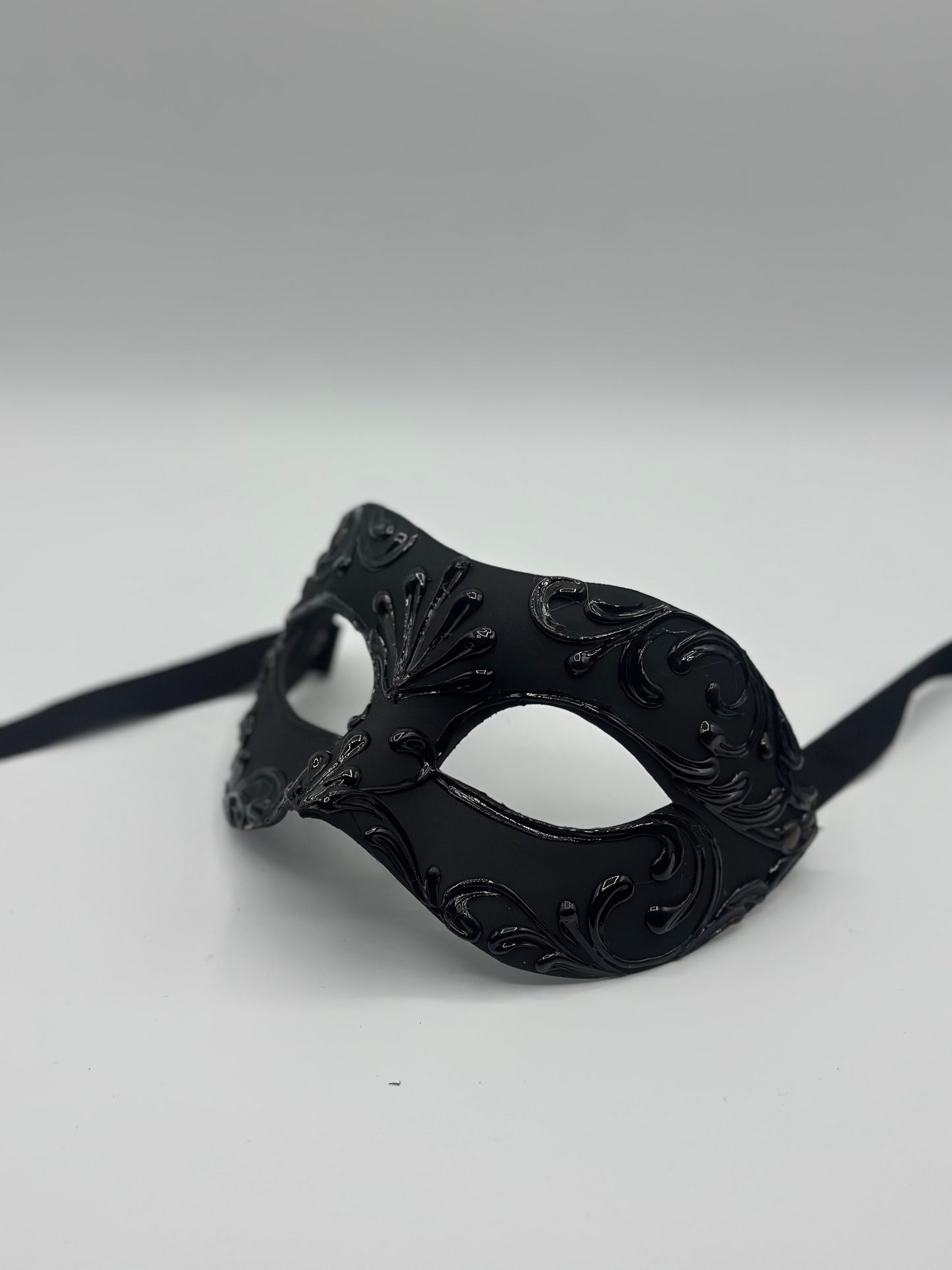 Lujosa Máscara de Mascarada Veneciana Negra para Hombre - Máscara de Disfraz con Detalles Barrocos