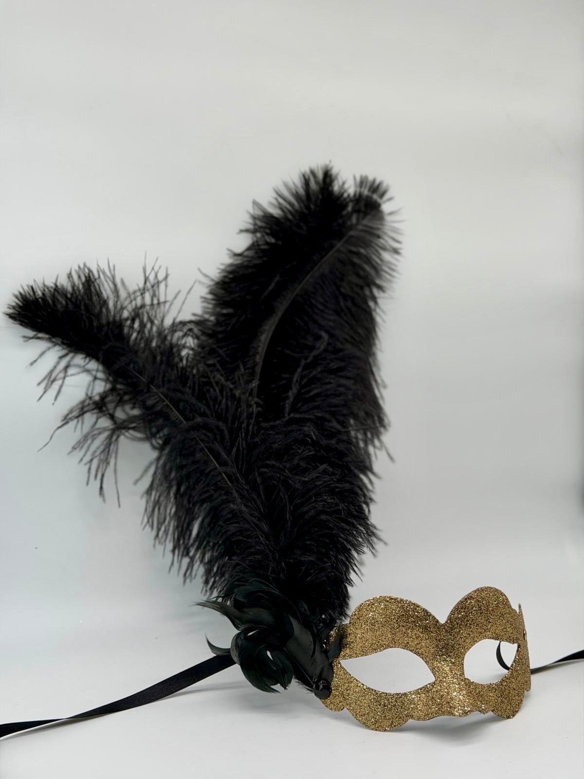 Masque vénitien pailleté or avec plumes noires