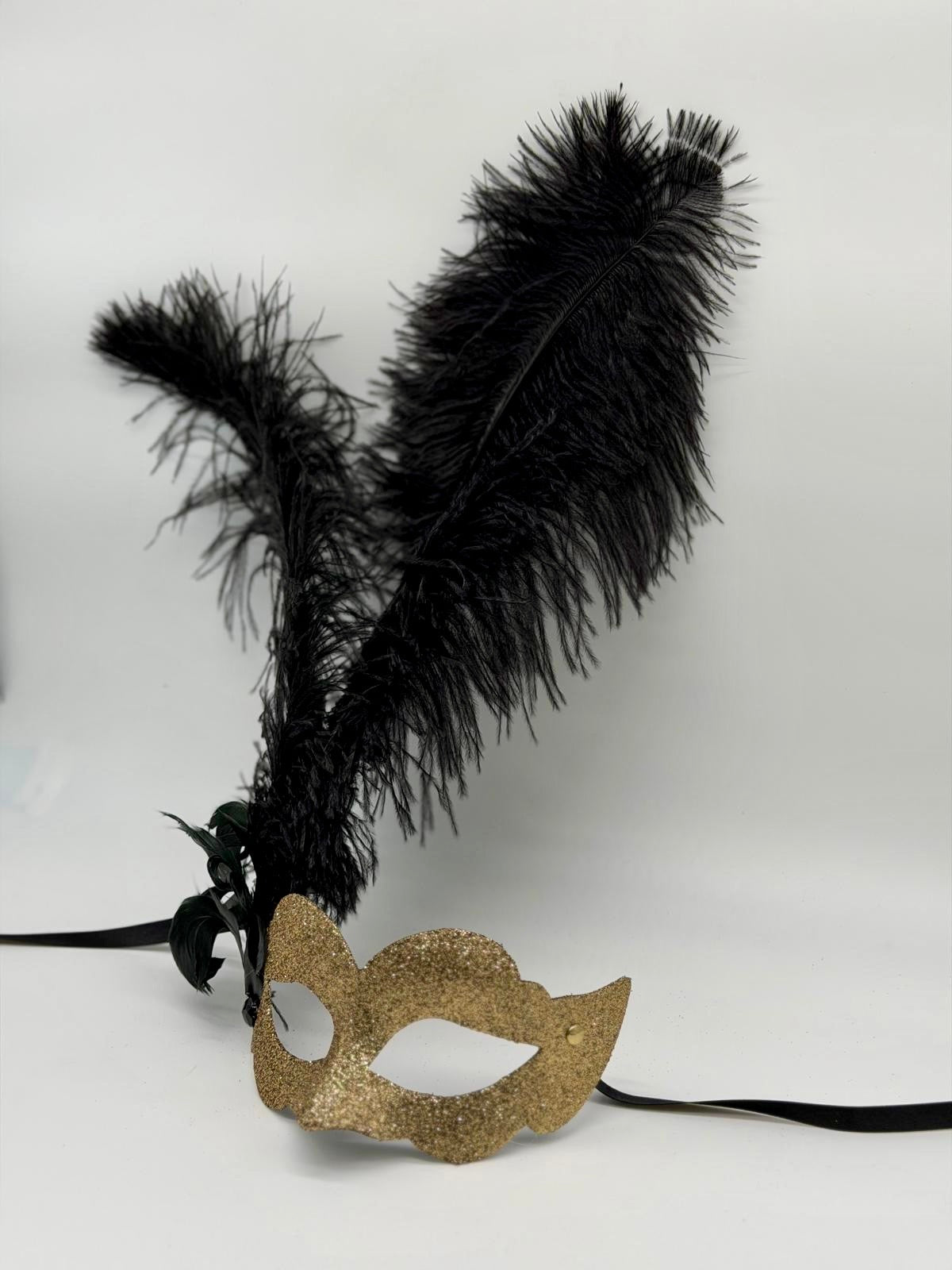 Masque vénitien pailleté or avec plumes noires