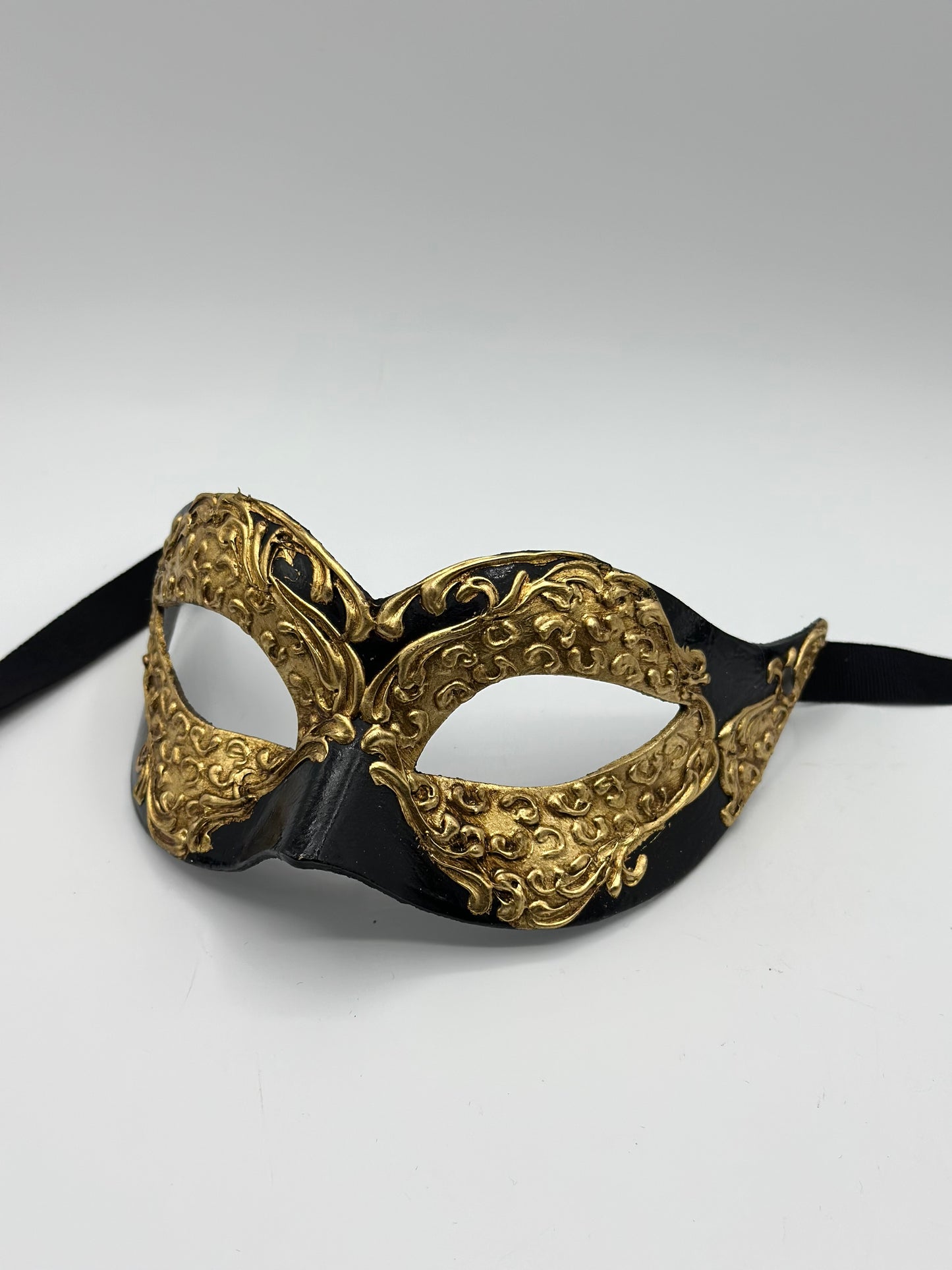 Schwarze-goldene Maskenball-Maske – Elegantes venezianisches Design