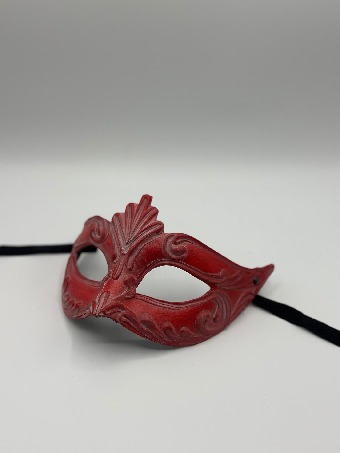 Rood Venetiaans Masker - Handgemaakt Papier-Mâché | Matte Afwerking, Elegant & Uniek