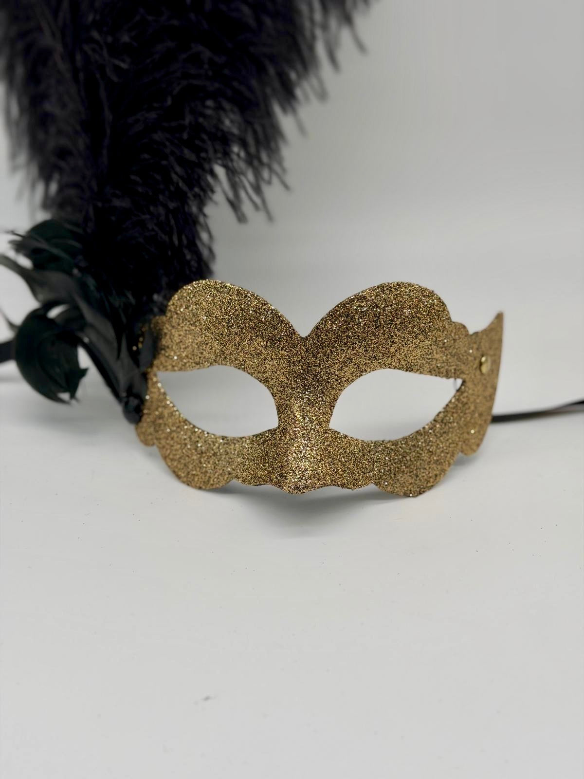 Masque vénitien pailleté or avec plumes noires