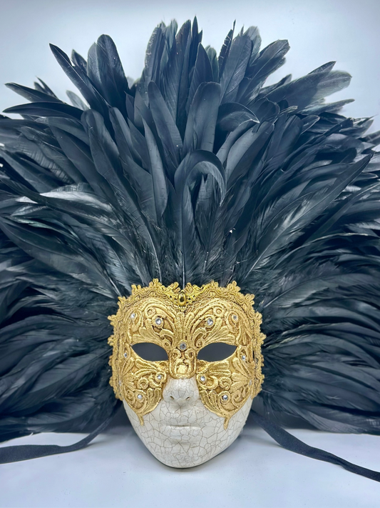 Máscara de rostro completo con plumas negras y dorado