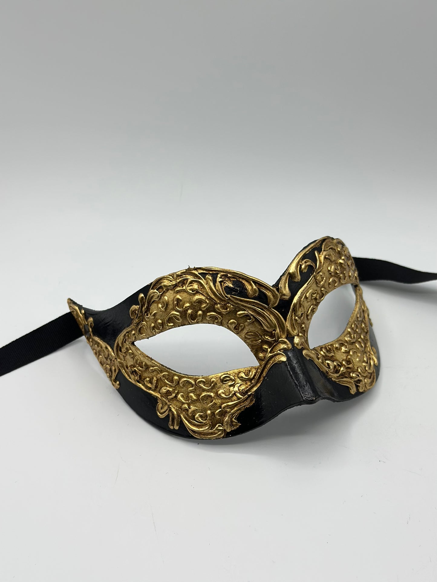 Schwarze-goldene Maskenball-Maske – Elegantes venezianisches Design