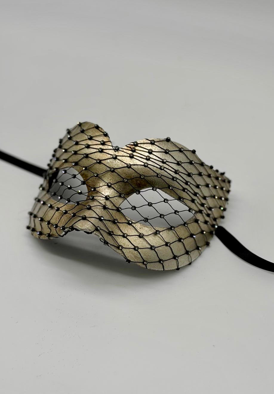 Silberne venezianische Maskenballmaske mit Kristallnetz-Overlay „Emily“