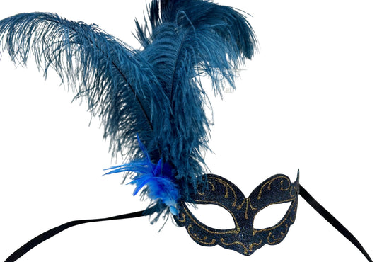 Ballmaske mit blauem Federbusch