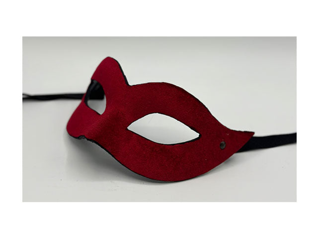 Máscara cubierta de terciopelo rojo.
