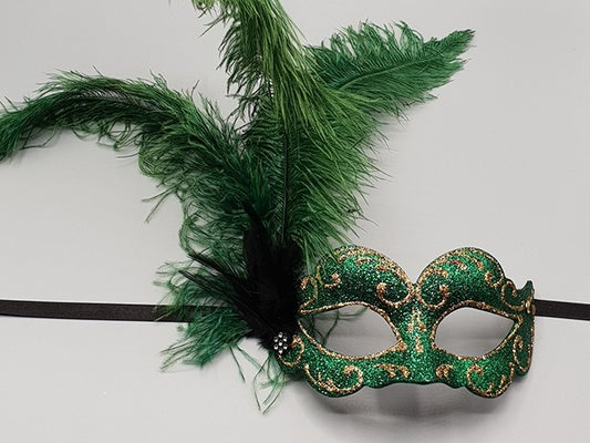 Ballmaske mit grünem Federbusch