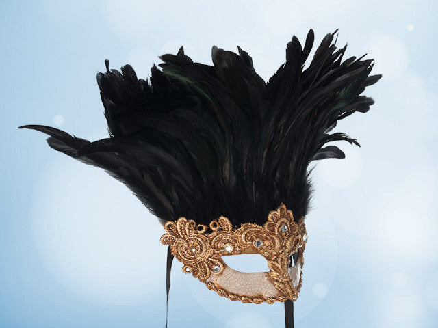 Ballmasken mit schwarzen Federn und goldener Spitze